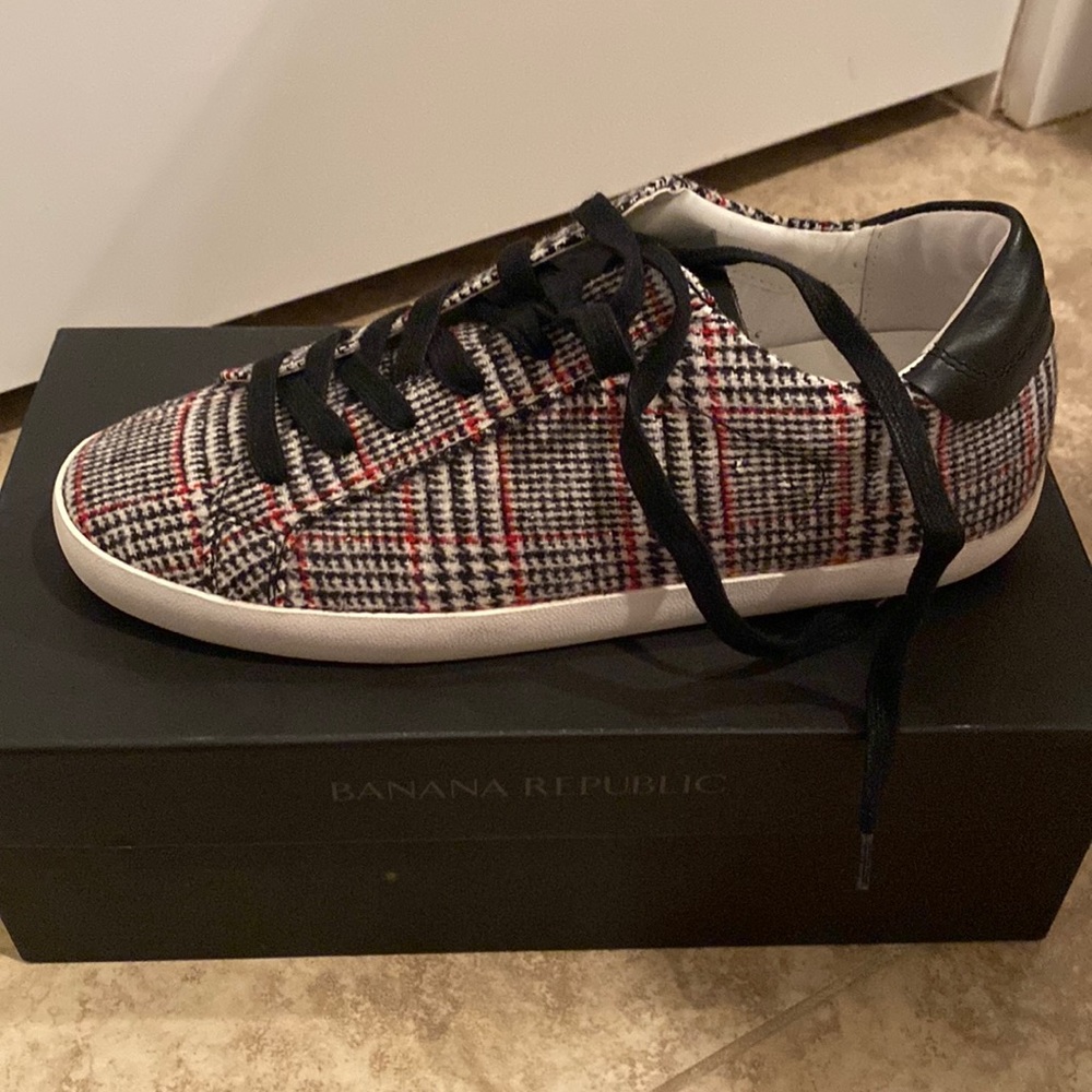 BNIB Banana Republic new lace up sneakers size 8.5

Perfect for fall